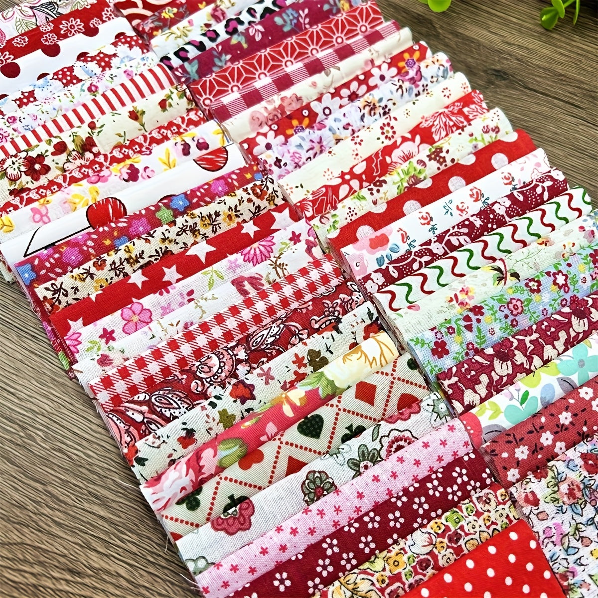 50pcs 10*10CM/3.9*3.9in Original Patchwork, Cotton Red Series Creative Patchwork, Very Cute Packaging Fabric, Various Floral Fabrics, Home Creative Handmade Fabric Set, Pre-cut, Hand Wash Only, Christmas, Halloween Holiday Gi